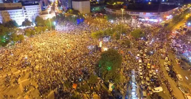 آلاف الأتراك ينزلون للشوارع دعما لأردوغان والجيش ينسحب من المطار