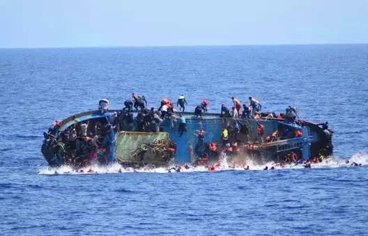 انتشال 200 مهاجر من سفينة غرقت قبل عام بإطاليا