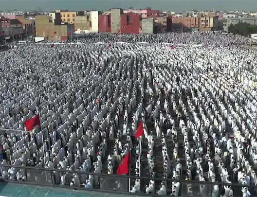 ملايين المسلمين يحتفلون بعيد الفطر وسط تعزيزات أمنية مشددة
