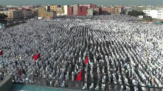 ملايين المسلمين يحتفلون بعيد الفطر وسط تعزيزات أمنية مشددة