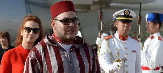 “لوباريزيان”: العاهل المغربي يفرغ موارد مدينة فرنسية لكنه يملأ الخزينة