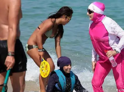 “لوموند”: “البوركيني” في فرنسا و”البكيني” في المغرب.. نفس المعركة