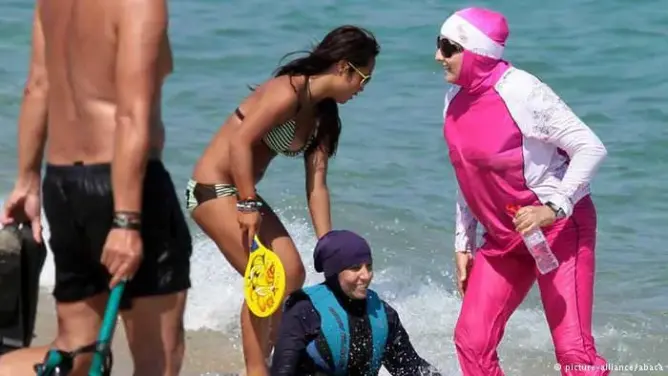 “لوموند”: “البوركيني” في فرنسا و”البكيني” في المغرب.. نفس المعركة