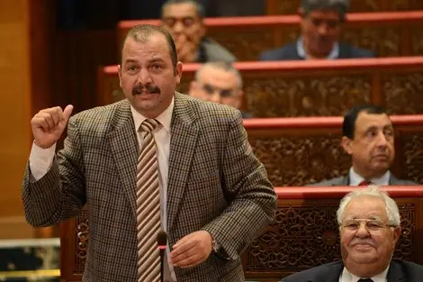 اتهامات لبرلماني من البام بتوزيع الأموال على ساكنة بدواوير إقليم وزان