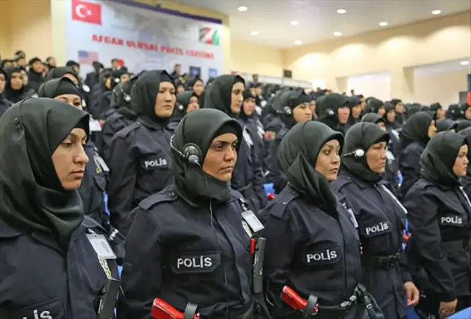 تركيا تسمح للشرطيات بارتداء الحجاب بعد عقود من محاربته