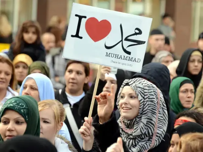 حزب هولندي يتعهد بإغلاق كافة المساجد وحظر القرآن