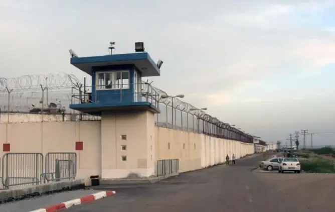 الاحتلال ينقل أسيرين مضربين عن الطعام إلى المستشفى