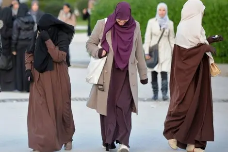 كاتب أمريكي يدافع عن الحجاب ويدعو لتغيير النظرة السلبية حوله
