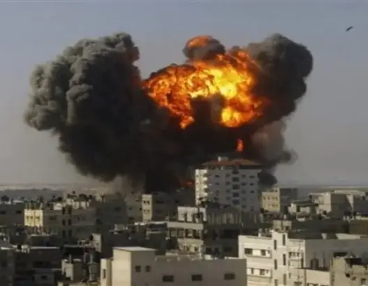 غارات عنيفة على غزة و”الإسرائليون” يخلون مهرجانات خوفا من الرد