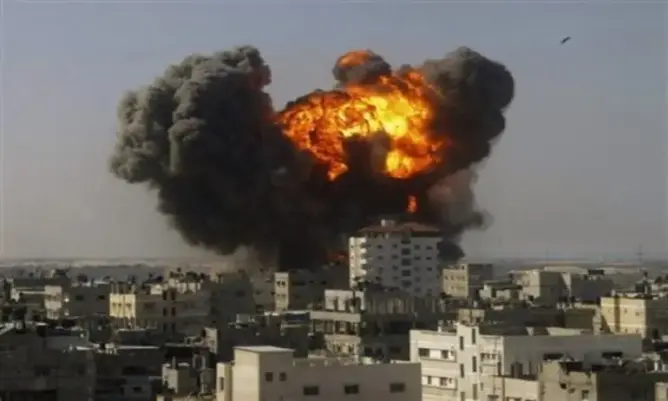 غارات عنيفة على غزة و”الإسرائليون” يخلون مهرجانات خوفا من الرد