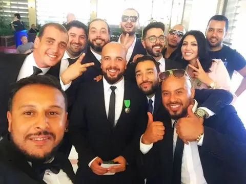 فنانون ينشرون صور التوشيح الملكي بطنجة
