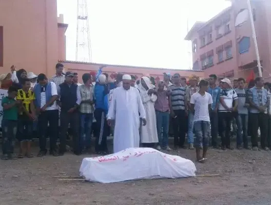 ساكنة أكوراي بتينغير “تقيم” صلاة الجنازة على المسؤولين