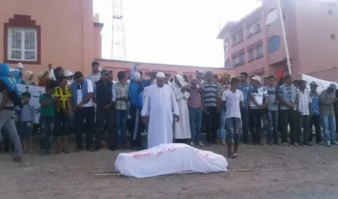 ساكنة أكوراي بتينغير “تقيم” صلاة الجنازة على المسؤولين