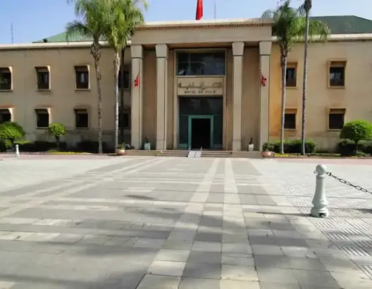 معارضون يحتجون أمام مجلس مراكش ويتهمونه بتبديد المال العام