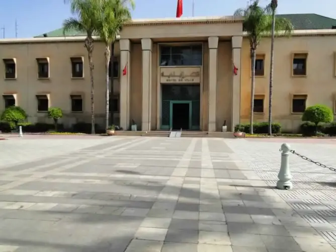 معارضون يحتجون أمام مجلس مراكش ويتهمونه بتبديد المال العام