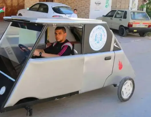رغم الحصار.. فلسطينيان من غزة يبتكران سيارة تعمل بالطاقة الشمسية
