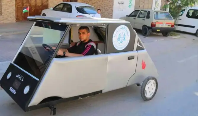 رغم الحصار.. فلسطينيان من غزة يبتكران سيارة تعمل بالطاقة الشمسية