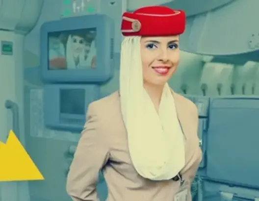 لماذا تضع المضيفات أيديهن خلف ظهورهن عند استقبال المسافرين؟