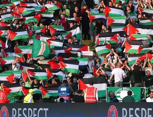 مشجعو سلتيك يرفعون الأعلام الفلسطينية أمام فريق “إسرائيلي”