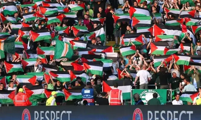 مشجعو سلتيك يرفعون الأعلام الفلسطينية أمام فريق “إسرائيلي”