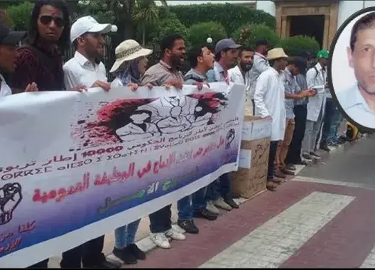 خمسيني يصر على الوظيفة ويواصل احتجاجاته ضمن “10 آلاف إطار”