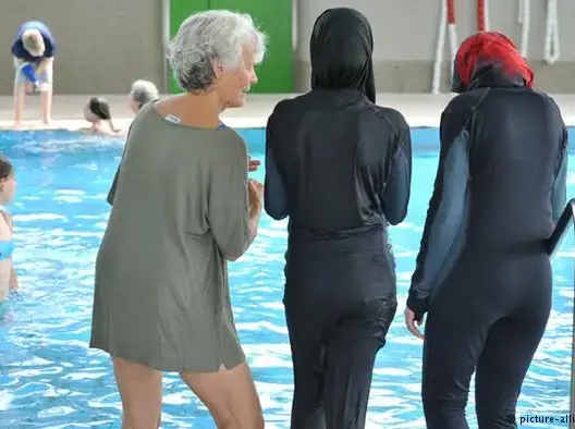 بلدة فرنسية ثالثة تمنع ارتداء “البوركيني”