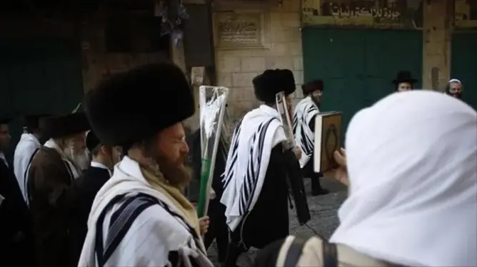 اليهود يؤدون صلواتهم في الأقصى بعد اقتحامه