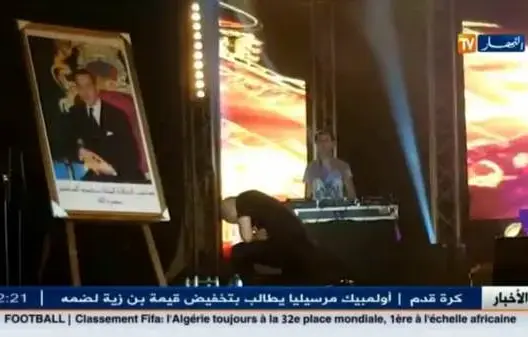 صورة “الشاب فضيل” منحنيا أمام الملك تثير الجدل بالجزائر