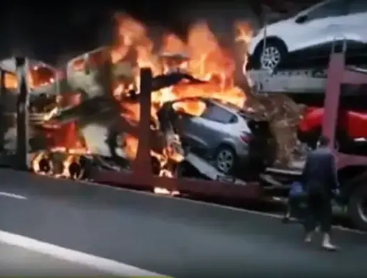 بالفيديو.. حريق يأتي على سيارات جديدة تابعة لـ”رونو” بأكادير