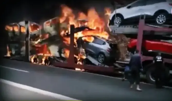 بالفيديو.. حريق يأتي على سيارات جديدة تابعة لـ”رونو” بأكادير