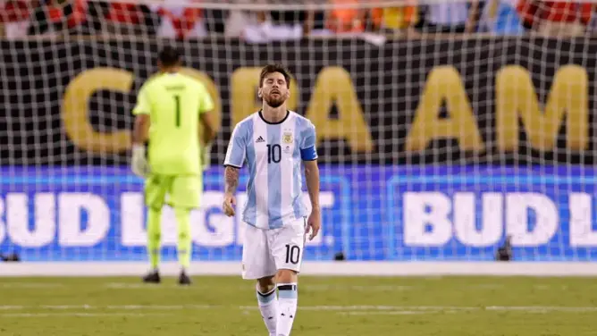 ميسي يتراجع عن قراره اعتزال اللعب لمنتخب بلاده