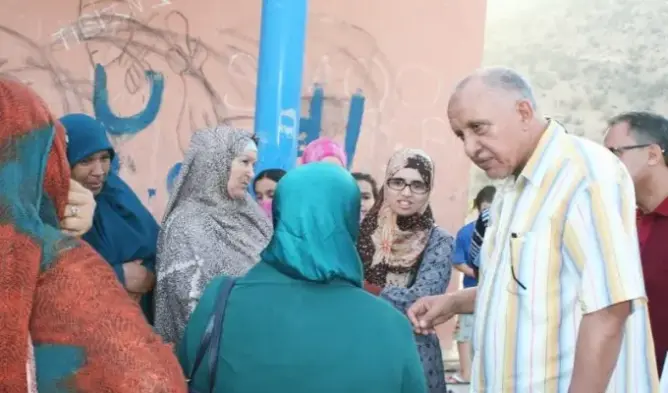 انتقادات لرئيس بلدية أكادير بسبب زيارته لأحياء شعبية