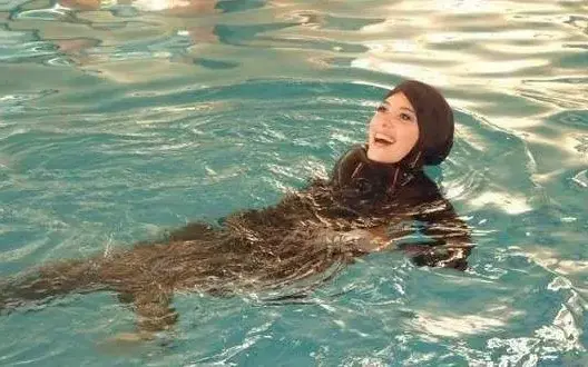 مسبح فرنسي يلغي يوما مخصصا لسباحة النساء “بالمايوه الشرعي”