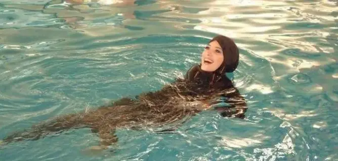 مسبح فرنسي يلغي يوما مخصصا لسباحة النساء “بالمايوه الشرعي”