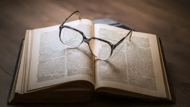قراءة الكتب في سن الشيخوخة تطيل العمر