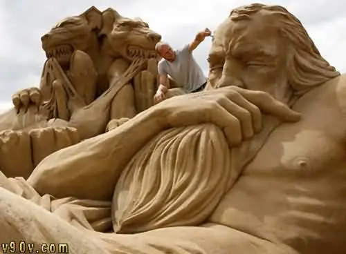 صور رهيبة.. فن الرسم على التراب