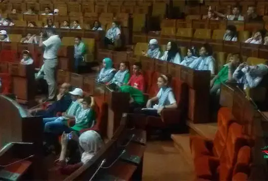 أطفال فلسطينيون يزورون البرلمان ويتعرفون على مرافقه