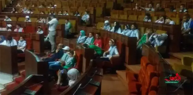 أطفال فلسطينيون يزورون البرلمان ويتعرفون على مرافقه