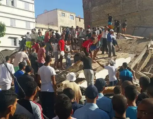 حصيلة مؤقتة.. مقتل شخص وإصابة 7 في انهيار عمارة بالبيضاء