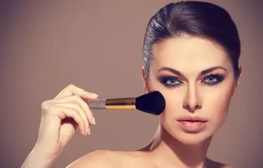 إليك أخطاء شائعة في الماكياج تجعلك أكبر سنا