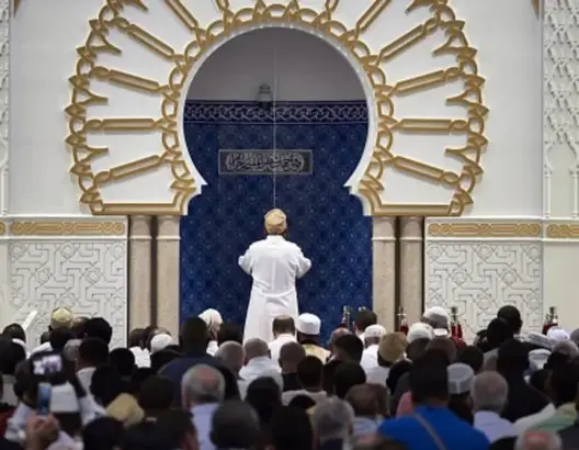 فرنسا تغلق 20 مسجدا وقاعة صلاة في 8 أشهر