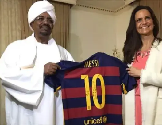 ميسي يهدي قميصه للرئيس السوداني