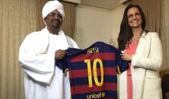 ميسي يهدي قميصه للرئيس السوداني