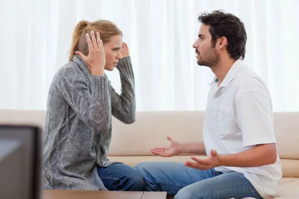 إليك 10 نصائح لتكسبي النقاش مع زوجك