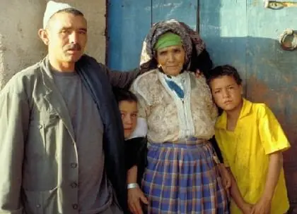 من يعيد للأسر تألقها وأدوارها الحقيقة؟