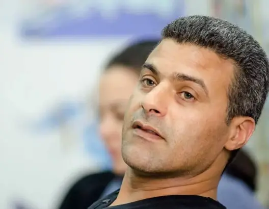 الكاريكاتوريست” كدار يطالب بحمايته بعد تهديده بالقتل