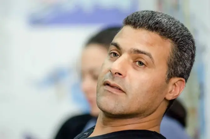 الكاريكاتوريست” كدار يطالب بحمايته بعد تهديده بالقتل