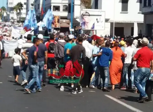 ”بلطجية” يعتدون على طاقم “العمق” في مسيرة البيضاء