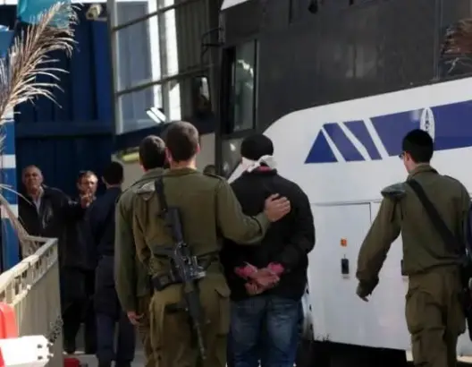 الاحتلال يعتقل 10 فلسطينيين في الضفة والقدس