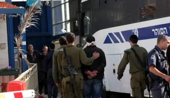 الاحتلال يعتقل 10 فلسطينيين في الضفة والقدس